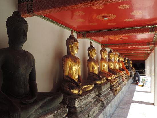 Ringsherum waren diese Buddhastatuen