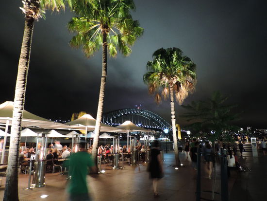 Der Circular Quay mit Blick auf die Harbour Bridge bei Nacht