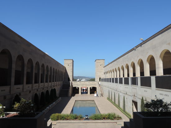 Der Blick auf das alte und das neue Parlamentsgebäude