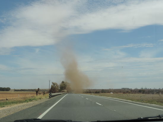 Ein kleiner Wirbelsturm mitten auf dem Highway!