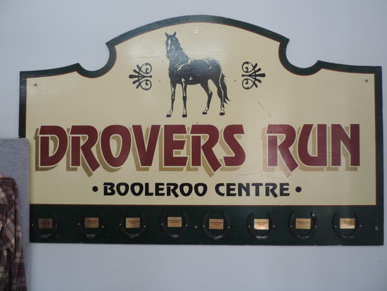 Das Schild von Drovers Run hing in der Tourismusinformation