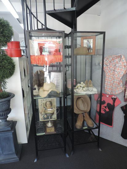 Die Vitrinen daneben