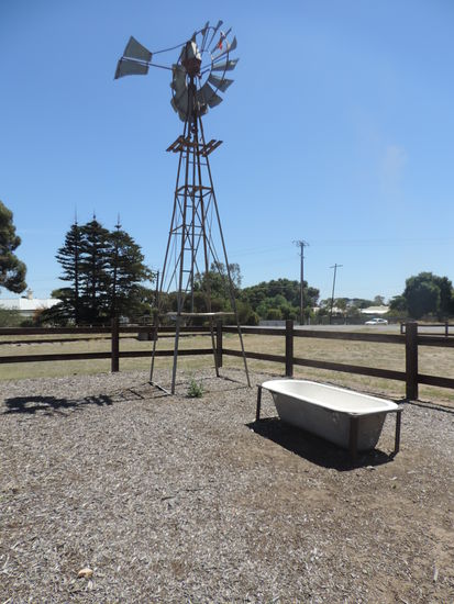 Die Badewanne und das Windrad von Drovers in Freeling
