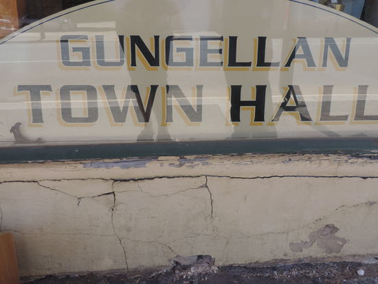 Das Schild stand in einem Antiquitätengeschäft