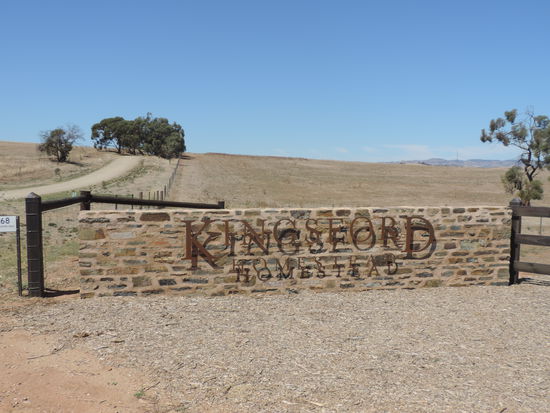 Hier war leider Ende der Tour. Der Eingang zum Hotel Kingsfort Homestead - ehemals Kulisse von Drovers Run