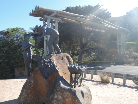 Ein Denkmal für die Soldaten, die den 1. Weltkrieg überlebt haben und den Beginn der Great Ocean Road von Hand anlegen mussten!