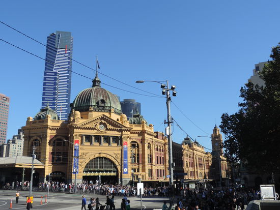 Der Bahnhof in der Flinders Street, im Hintergrund der Eureka Tower!