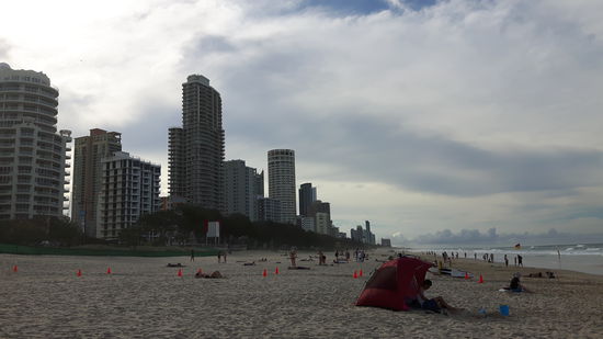 Ein Meer aus Wolkenkratzern direkt hinter dem Strand