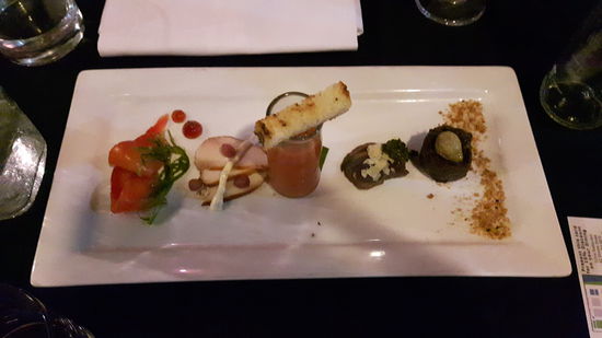 Vorspeise mit Känguru, Emu und Krokodil