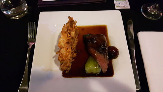 Hauptgang mit Känguru, Süßkartoffeln und Gemüse