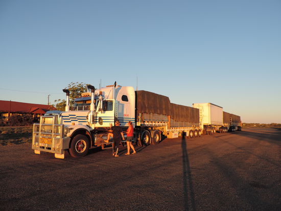 Ein Roadtrain aus nächster Nähe