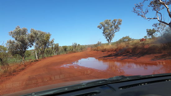 In dem Loch hat unser Auto kurz aufgesetzt - hoffentlich ist alles heile geblieben, bis jetzt ist es jedenfalls alles ruhig 