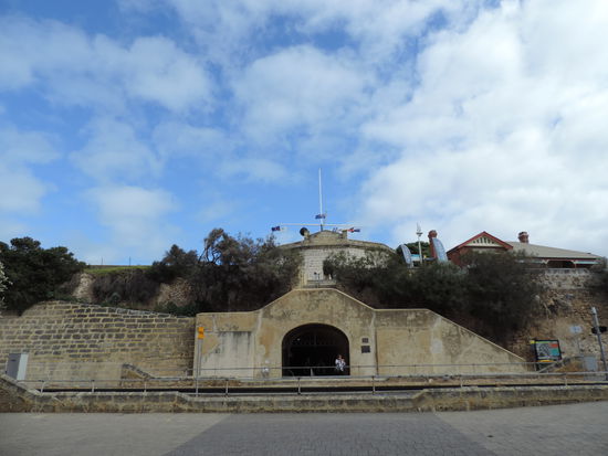 Durch den Tunnel gelangten wir an den Hafen