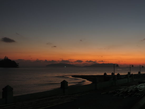 Erster Sonnenaufgang über dem Meer