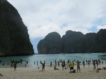 Maya Bay am Tag, voll mit Menschen.