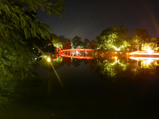 Beleuchteter Ho Hoan Kiem See in Hanoi