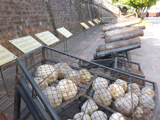 Kanonen und Kugel die rund um den Flag Tower stehen