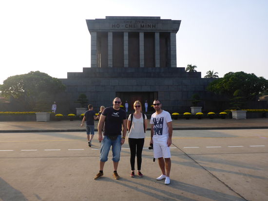 Cem, Marjo und ich vor dem Ho Chi Minh Mausoleum