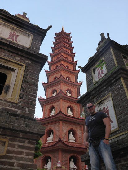 ich vor der Tran Quoc Pagode