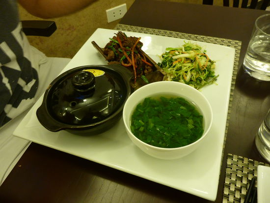 Rindfleisch mit Reis und salatähnlichem Grünzeug