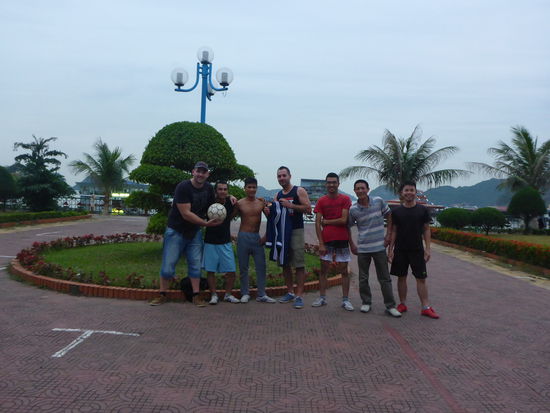 Einheimische Jugendliche und wir