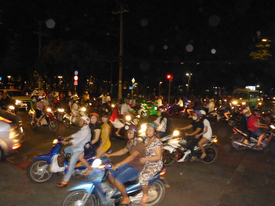 Noch einen Tick schlimmer als in Hanoi ist der Verkehr hier in HCMC, 10 Millionen Einwohner leben hier und es gibt 5 Millionen Motorroller und Motorräder