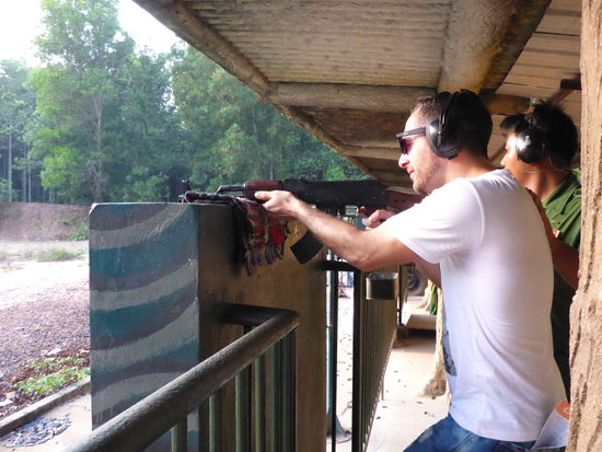 Dort kann man mit verschiedenen Waffen schiessen, hier Cem mit einer AK47