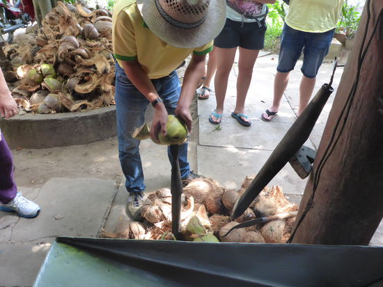 Schälen der Kokusnuss