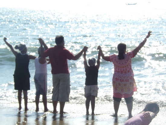 Indische Familie "scheinbar" zu ersten Mal am Meer