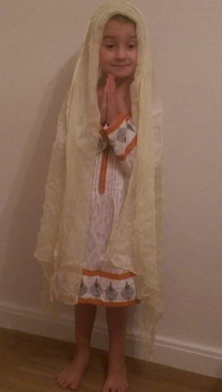 In dieser Verkleidung hüpfte sie am Abend in der Wohnung herum und sang folgendes Lied: