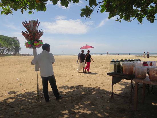 Der Strand ist breit und groß und weitgehend menschenleer.