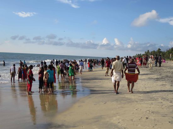 Mann lüftet dezent seinen Rock