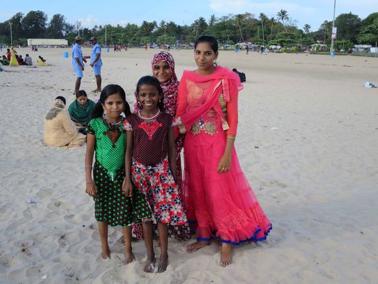 Die Bademeister in der schicken blauen Uniform sorgen für die Sicherheit