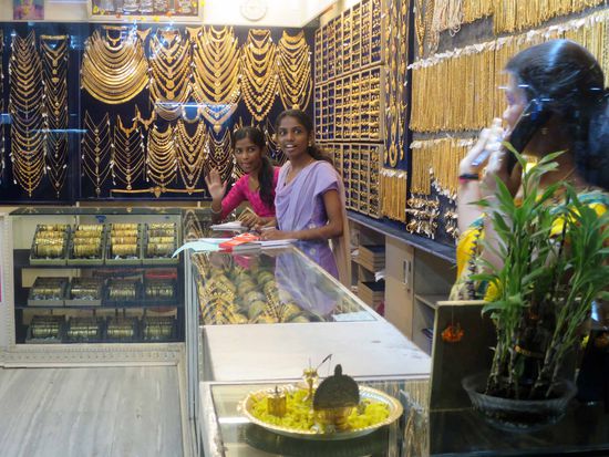 Keine Inderin ohne Goldschmuck. Zumindest ein paar Armreifen hat jede Frau als Notreserve.