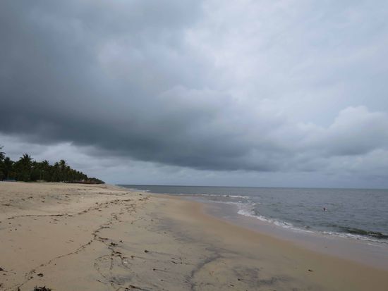Immer wieder verdecken dunkle Gewitterwolken die Sonne, das erpart uns den üblichen Sonnenbrand der ersten Tage