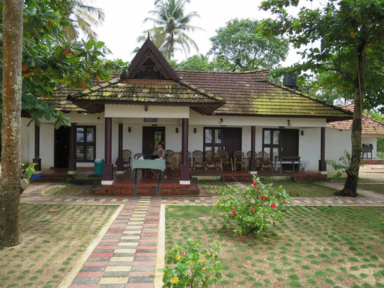Im Vordergrund das Gästehaus mit Terasse und Vorgarten, im Hintergrund das Haus der Familie