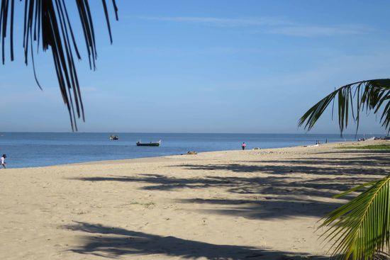 Ein paar Fischer, ein paar Boote und ein spiegelglattes Meer