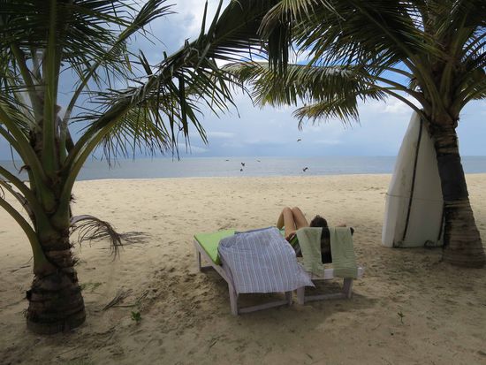 Süsses Nichtstun auf der Liege. Wir sehen den kleinen Adlern beim Fischfang zu.