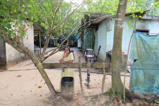 Die Großmutter wartet auf die Rückkehr der Fischer