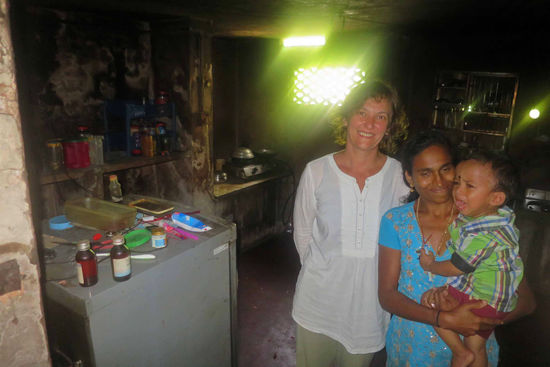 Die Küche mit Kühlschrank