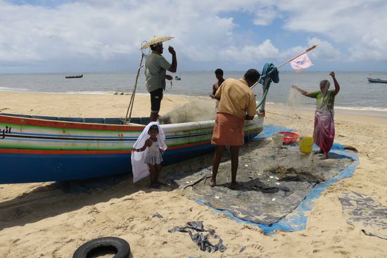 Hier war der Fang wirklich bescheiden, die Familie hat das Netz trotzdem mit Gelächter geleert
