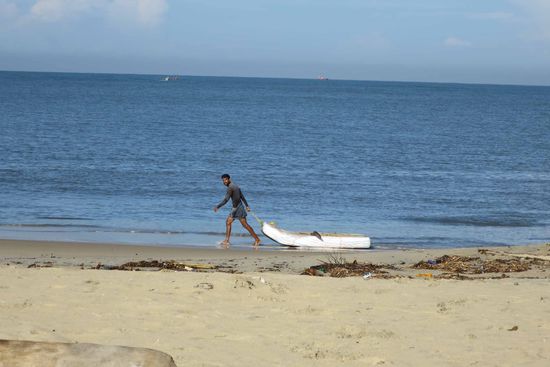 Der Fischer kommt mit seinem Floß nach Hause