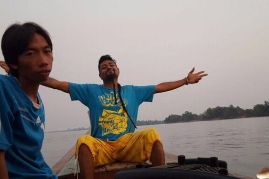 Manni. Er konnte nur zwei Sätze auf deutsch. 1. Ich bin betrunken 2. Ich bin bekifft.
...und der Typ links im Bild war glaub ich ein laotisches Model oder so...