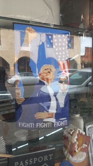 Auf diesem Bild ist auch ein Esel zu sehen! Leider ist es nicht so gut zu erkennen. Das ist ein Sticker, mut dem angeschossen Trump, inkl. BLUTSPUR, seinen Bodyguards und seinen Worten nach dem Attentat! FIGHT! FIGHT! FIGHT!