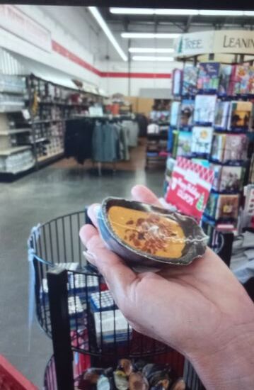 Hufe gefüllt mit Käse und Bacon!
Käuflich zu erwerben bei Tractor supply...bestimmt auch online!!