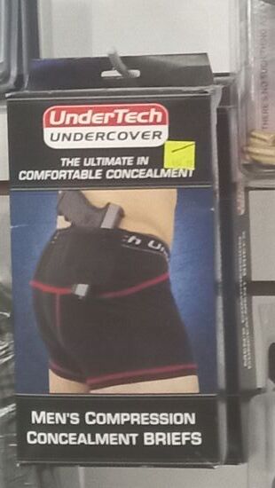 ....und fürs Kopfkino noch einen Schlüpper- der ein Fach am Hintern hat, wo die Waffe rein passt! Oder ein Snickers!