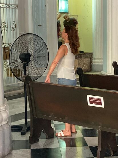 Jeder darf ja glauben, an das was er will!
Katja an die kurzfristige Abkühlung von Kirchenventilator!
Was eine Hitze!!!