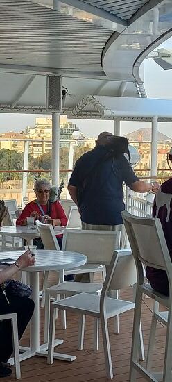 Diese beiden Herrschaften haben selbstverständlich Marionetten auf den Schultern sitzen, diese bewegen durch Pumpen eines kleinen Ballons die Flügel..sie gehören zu den 64%. 
Auch das ist selbstverständlich!