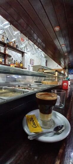 Die Idee zum Café Asiático wurde damals von sen Seefahrern nach Cardagena mitgebracht. Starker Kaffee, starker Rum, mittlerweile mit stark süßem 43 und stark kalorienhaltiger Kondensmilch! gemischt! 
Testurteil: echt stark lecker