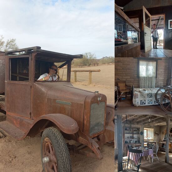 Das letzte mal hatten wir uns gemeldet, als wir den Plan hatten Richtung Phoenix zu fahren. Jetzt sitzen wir in der Wüste und gucken uns die Smokglocke über Phoenix an.
Genau genommen haben wir uns für die letzten 9 Tage selbst in die Wüste geschickt.
Ausser Kackteen aller möglichen und unmöglichen Formen und Farben, viel Sand, nochmehr Felsen und Wüstentierchen haben wir eigentlich nichts gesehen.
Ok, ein paar einheimische Urlauber oder Renter oder Langzeitreisende waren auch noch da!
Uns ist aufgefallen, dass die Amerikaner wanderfreundlicher geworden sind. Auf unseren Touren haben wir " so viele" Wanderer gesehen, wie noch nie zuvor!
Das erste Mal fiel uns das auf unserem Marsch an der alten Eisenbahnstrecke auf, die damals zum Bau des Hooverdamms gebaut wurde.
Auf unserem ca. 15km Weg der teilweise über Stock, Stein und frische Coyotenkacke führte, sahen wir mindestens 10 Amerikaner. So richtig zu Fuss,   ohne Auto!
Auch haben wir festgestellt, wieder als wir nach einem Ausflug zu Fuss durch die Wüste heim kamen, dass die Camperszene jetzt auch wohl Siesta macht.
Vormittags sind noch alle Hyperaktiv!
Die Stellplätze werden schön her gerichtet und sämtliches Equipment für die Hunde wird schön ordentlich angeordnet.
Hierzu gehören Hundekörbe die nicht auf der Erde stehen, sondern auf eine auf ihre Statik geprüfte Vorrichtung gebaut werden.
(... es gibt ja echt böse Klapperschlangen und mittelgiftige Skorpione- laut Wahrhinweisen!)
Ausserdem werden erdbebensichere Rampen an die Eingangstüren der Camper montiert, damit für den Hund ein einfaches einsteigen gewährleistet ist.
Diese Rampen werden vor dem Urlaub wahlweise mit Gummi ( rutschsicher) oder Teppich ( schön kuschelig) erworben.
Manch ein Hund bekommt eine kleine Badewanne zur  willkommene Abkühlung oder ein schattiges Plätzchen in stets sichtbarer Nähe des Weber Gasgrills des Besitzers bereits gestellt.
Aber, wie durch Magie, wenn man nach der Mittagessenzeit über den Statepark läuft....ist all das verschwunden!
 ( Ausser der Grill, der steht immer auf dem Grilltisch).
Alles weg...inklusive Herrchen, Frauchen und der Hund..! 
( HUND- Laut Definition von Wikipedia stammt dieser ursprünglich vom Wolf ab. Das darf man den Hunden Schrägstrich Wölfen nur nicht erzählen, die halten einen  ja glatt für Hohl!) 
Stattdessen stehen auf den Tischen leere Bierddosen, angesüffelte Weinflaschen und die Klimaanlage des RV's surrt vor sich hin.
 Klaro, weil der Hund ja ansonsten im Camper schmilzt!
Haben wir so auch noch nicht gesehen. 
Unser Wetter ist ziemlich wunschgemäss!
 Tagsüber warm, nachts kalt.
Obwohl uns das die ersten Tage ziemlich egal war. 
Wir sind einfach nicht aus dem Jetlag raus gekommen.
Entweder waren wir hellwach oder todmüde. Leider war dieser Aggregatzustand unseres Körpers immer zu falschen Tageszeit.
Es hat auch nicht grade geholfen, dass wir ständig an der Zeitzonengrenze rumgetingelt sind.
Rein theoretisch kann es uns ja egal sein, welche Uhrzeit es ist, aber manche Stateparks schließen um 16 oder 17h und ohne Torcode kommt man dann eben nicht rein.
Da wir fast nie die Plätze vorab reserviert haben, musste da schon ein bisschen Uhrzeitordnung sein.
Einen 2 Tages Stopp legten wir unplanmässig am Lake Havasu ein, weil es dort zu schön ist um einfach nur kurz anzuhalten. 
Der einfallsreiche Bürgermeister hat irgendwann mal eine super Schnapp gemacht und kaufte die Londonbridge den Engländern ab, verschiffte diese - zum Glück mit Bauplan- nach Havasu und ließ sie dort wieder auf bauen.
Coole Idee, wirkt! 
Um den Ort am Arsch der Welt hat sich Lebbetag angesammelt.
Es gibt viel englischen Tamtam um die Brücke, man kann mit dem Speedboot über den See brettern oder sich-in-sich drehende Partyboote mieten.
Letzteres nur im Sommer, das ist gut so!
Wir haben dort durch einen netten Ranger bereits einen Platz zum Übernachten für Silvester festgemacht.
In fußläufiger Distanz ist ein Saloon und 5 andere Bars, da wollen wir dieses Jahr rein feiern. Der Ort hat so ein bisschen Flair wie Begur, es gibt allerdings ziemlich genau 2 ausländische Touristen...und das sieht man uns sofort an.
Das ist sooooo lustig.
Wir sind die einzigen ohne Vo-ku-hi-la, Cowboystiefel, Karohemd, Trumpkappe und Bart.
Und bei diesem Look macht es kein Unterschied wieviele Chromosome man abbekommen hat. Truckerstyle wird von allen gelebt.
Als wir letzte Woche im besagten Saloon waren, wurde Live Musik gespielt und die Gäste tanzten Linedance quer über 
- die nicht klein-  Tanzfläche aus verdammt alten Holzdielen.
Wir haben es bei Bier ohne Schaum, Wodka Seltzer aus der Dose, 1 Pound Chickenwings und in Bierteig panierten Zwiebelringen belassen, dass war genug Country-Livestyle für uns.
Wenn uns die Amerikaner fragen, wo wir her kommen, müssen wir anfangen zu grinsen und schließen insgeheim Wetten ab, wieviele Deutsche Städte das Gegenüber wohl mit Ä, Ö oder Ü kennt?!?!
Ein ziemlich sicherer Tip ist : alle!
Als erstes wird wiederholt:
AHHHHHH DEUTSCHLÄND! Awesome!
Und dann geht's los, 
fast jeder kennt einen, war schon einmal dort oder arbeitete in Fränkfurt, Nörnbörg, Düsseldörf, Stüttgart, Börlin, Hämbörg oder Kaisersläutern... 
Gestern haben wir auf unserem Weg eine Geisterstadt entdeckt. Bis 1943 wurde dort aus einem 20 Meilen langen Minenstystem Gold geschürft. In der Stadt wohnten bis zu 5000 Menschen. Als es kein Gold mehr gab sind alle weitergezogen und die Stadt verrottete so vor sich hin. 
Mit allen Dingen aus dem täglichen Leben die die Bewohner dort gelassen haben.
Zum Glück kam in den 2000ern jemand auf die Idee, einpaar Wohnhäuser, die Kirche, die Schule, die Post usw. zu restaurieren.
 So bekamen wir einen tollen Einblick wie es damals dort so aussah und das alles mit originalen Möbeln, Geschirr, Klamotten, Werkzeugen und  Musikinstrumenten.
Sehr beeindruckend war die die Erste Hilfe Station mit ihren Utensilien und das Gefängnis mit dem Baum, an dem in den Jahren 34 Golddiebe gehängt wurden.
Spoky!
Eigentlich hätten wir uns gerne dort in der Sonora Wüste, wie viele andere Camper mit ihren 800.000$ fahrenden Villen, irgendwo hingestellt um nachts - ohne jegliche  Lichtverschmutzung-  den Sternenhimmel zu bewundern.
Aber irgendwie waren wir auf einmal und viel zu schnell in der Nähe des Gila River. 
Wasser bedeutet Leben, Wasser bedeutet Zivilisation und unserem Fall riesige Rinderherden. 
Also sind wir weiter in Richtung unseres Zieles Phoenix gefahren und haben glücklicherweise noch einen Platz im White Tank Mountain Park bekommen.
Da Phoenix unter einer Smokglocke liegt, werden wir nicht weiter in diese Richtung fahren. Muss ja nicht sein!
Natürlich sind wir wieder umgeben von Sand, Staub, Kakteen und Bergen.
UND von Tieren!!! 
Der Tag fing mit einer Coyoten Famile an, gefolgt von einem Kolibri der aussen am Fenster unseren glitzernden Weihnachtsmann- Pinguin beobachtete. Weiter ging es bei unserem schlimmer als "moderaten" Marsch durch Canyons und Kakteen mit unzähligen mini Hasen, einer müden Eule in einem Kaktus, wild umher rennenden Roadrunner und kopflos  auf und ab flitzenden Erdhörnchen.
Eigentlich sollte unsere Tour bis zu einem Wasserfall gehen, da aber auch in dieser Gegend das Wasser etwas knapp ist, war dies quasi ein Zonk! 
Jetzt lassen wir langsam den Abend ausklingen.
Der Kartoffelsalat ist zusammen gebastelt, die Fränkfurter Würstchen warten auf ihre morgige Hinrichtung und wir wünschen Euch ein entspanntes Weihnachtsfest.
Was ihr euch auch immer vorgenommen habt!
Wir werden Wäsche waschen und zu einem neuen Statepark umziehen. Nicht weit entfernt, aber mit einem See und wilden Eseln.
In diesem Sinne Marry Christmas